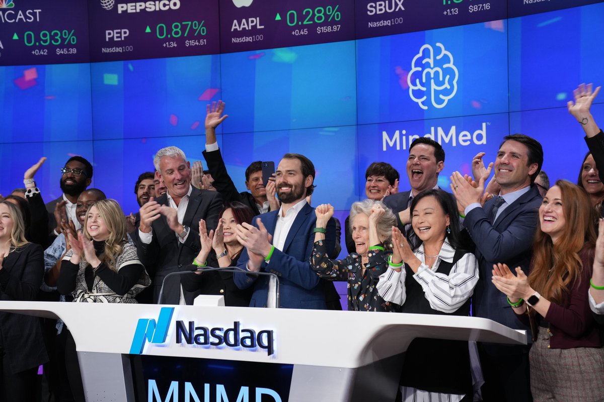 NasdaqExchange's tweet photo. A meeting of the minds. 🧠 

Welcoming #NasdaqListed @mindmedco to the @Nasdaq Opening Bell! $MNMD is a psychedelic medicine biotech company that discovers, develops and deploys psychedelic inspired medicines and therapies. #NasdaqListed https://t.co/X1SxHrSamh