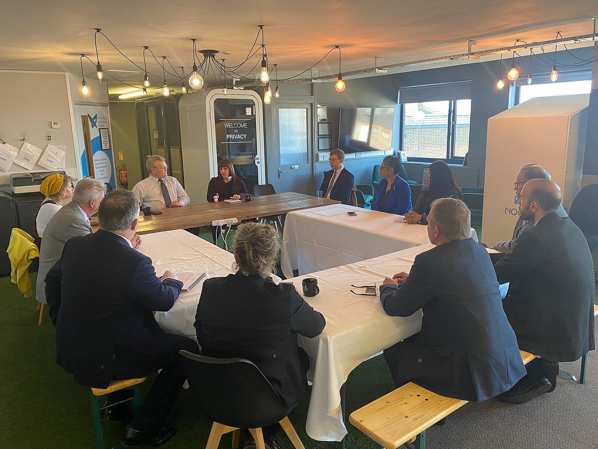 Dragoncoworking's tweet photo. A great end to the week! We provided space for a round table event hosted by @InvictaChamber with Shadow Secretary of Education @bphillipsonMP 📚
#educationUK #roundtable #ShadowSecretary #MedwayKent #RochesterKent #KentUK https://t.co/6goViohY06