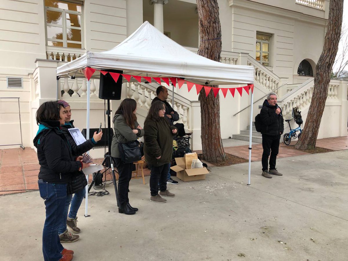 GrupEcos's tweet photo. Dinar, pastís d'aniversari i breus intervencions per cloure la gran festa dels #10AnysECOS. Jordi Via, Carme Giménez i Guillem Llorens recorden els inicis del grup i la feina feta en aquesta primera dècada. Llarga vida a ECOS i a l'#economiasocialisolidària! https://t.co/fk0az9yrIn