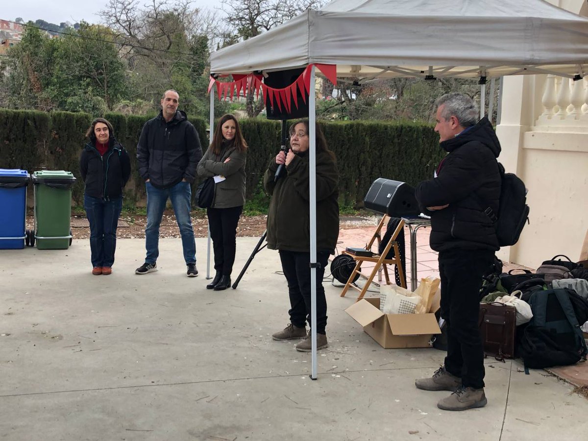 GrupEcos's tweet photo. Dinar, pastís d'aniversari i breus intervencions per cloure la gran festa dels #10AnysECOS. Jordi Via, Carme Giménez i Guillem Llorens recorden els inicis del grup i la feina feta en aquesta primera dècada. Llarga vida a ECOS i a l'#economiasocialisolidària! https://t.co/fk0az9yrIn