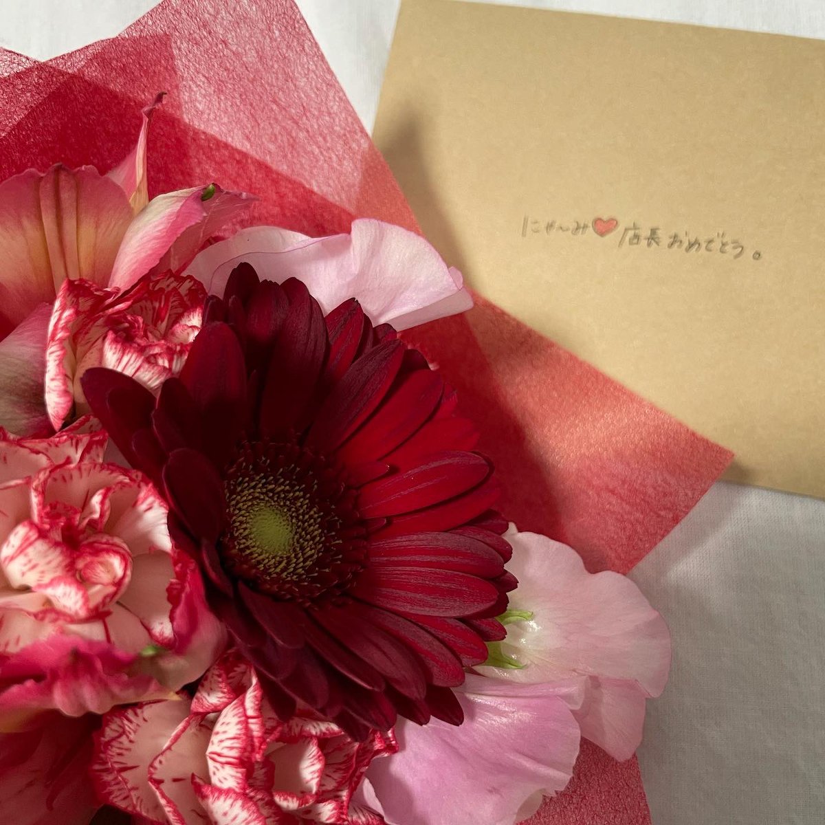 S_S2amk's tweet photo. 💐💌
.
.
久しぶりに手紙✉というものをちゃんと書いたらペンが止まらなかった✒️📄☺️
.
だいすきな仲間が他の店舗に旅立つのって
こんなに寂しいのぉぉ🥺
でも楽しみだね💗LOVE

#owndays #那覇メイン https://t.co/KFlWIgo1t5