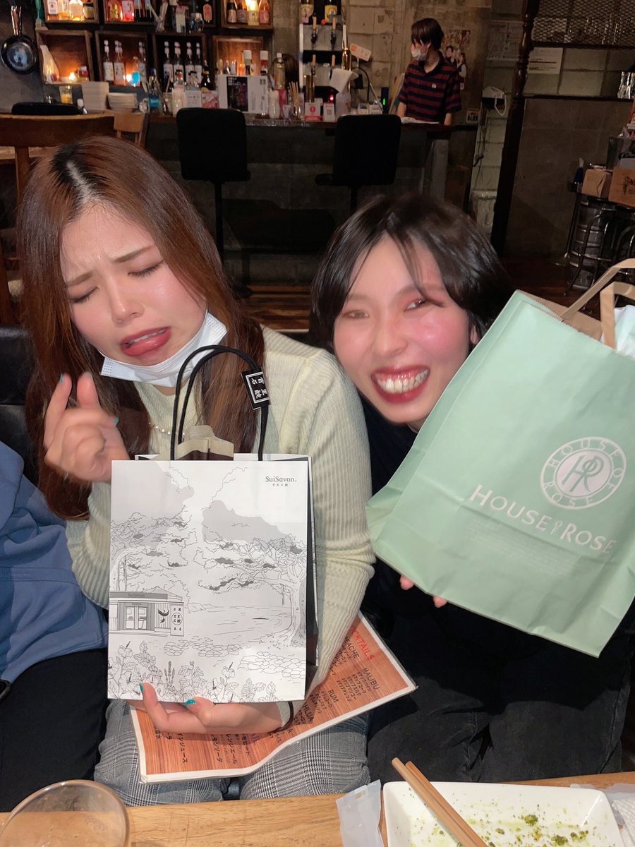 S_S2amk's tweet photo. 💐💌
.
.
久しぶりに手紙✉というものをちゃんと書いたらペンが止まらなかった✒️📄☺️
.
だいすきな仲間が他の店舗に旅立つのって
こんなに寂しいのぉぉ🥺
でも楽しみだね💗LOVE

#owndays #那覇メイン https://t.co/KFlWIgo1t5