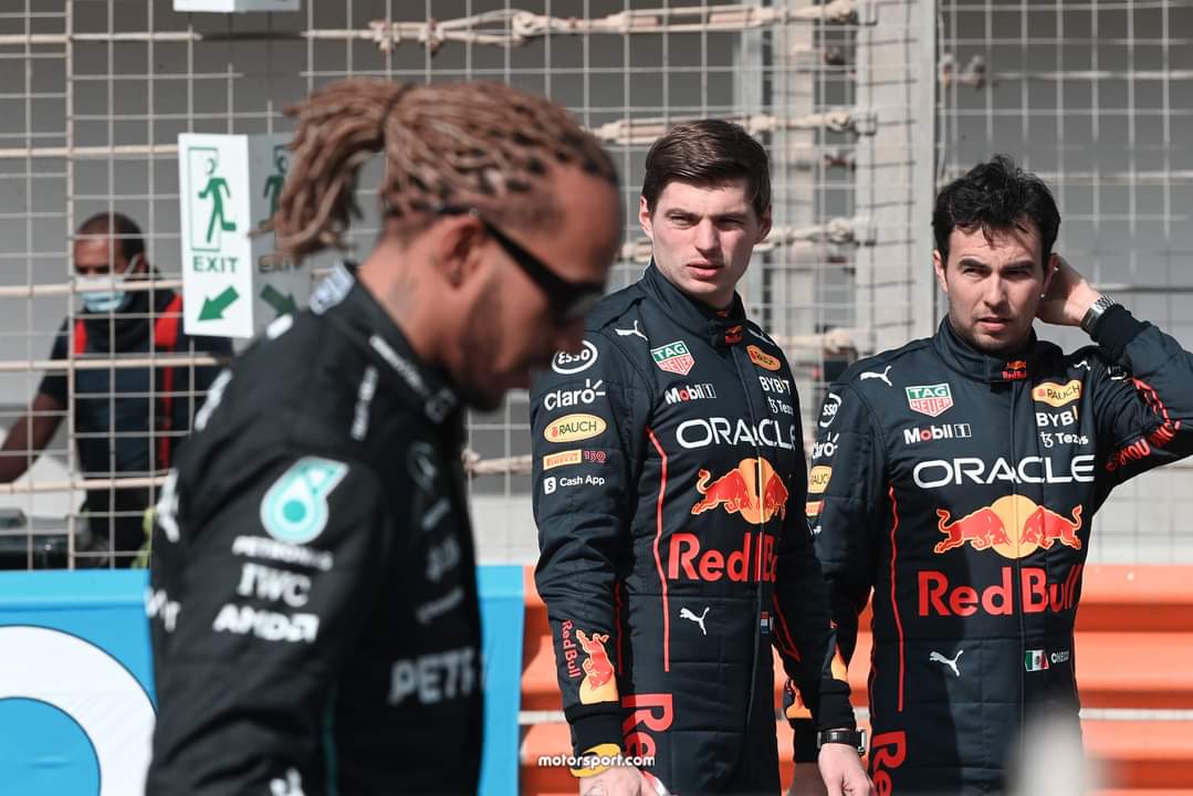 memevelasqez's tweet photo. Checo: seguirá enojado?
Max: no, el es serio nada más 😅

Hamilton: otra vez esos dos 🙄

2022 no nos decepciones!!! https://t.co/ORdw6VIfKK
