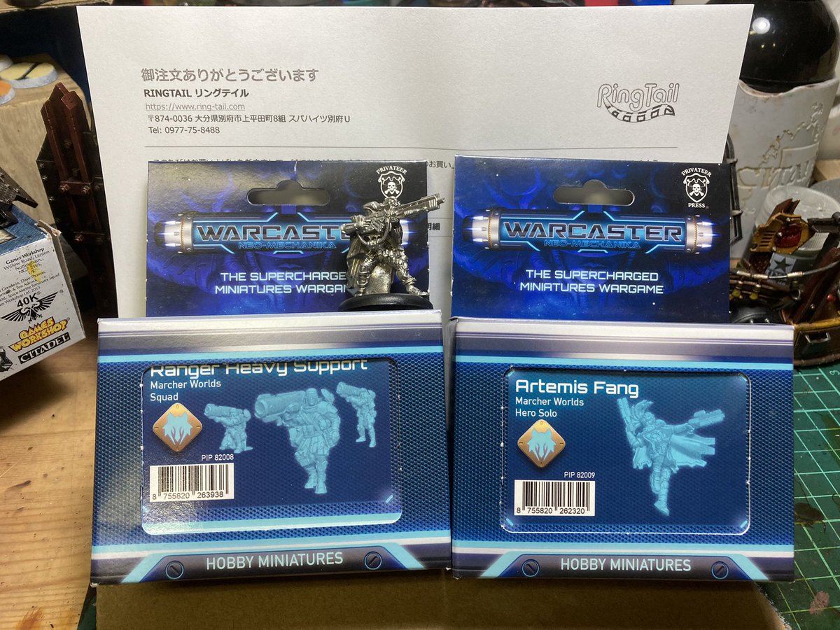 O7SVUAv5FML7KtR's tweet image. やっとの事で週末、準備は明日にして😅
着弾〜確認！ウォーキャスター増強！
ヒーローのアルテミスファングとレンジャーヘヴィサポート
初リングテイルさんにて
まだ1体も出来てないのにw
洒落た箱に入ってイイ感じ〜と思いきや、ベース欠品…問合せてみよう
でも実はコレ、ついで買いなの
#warcaster