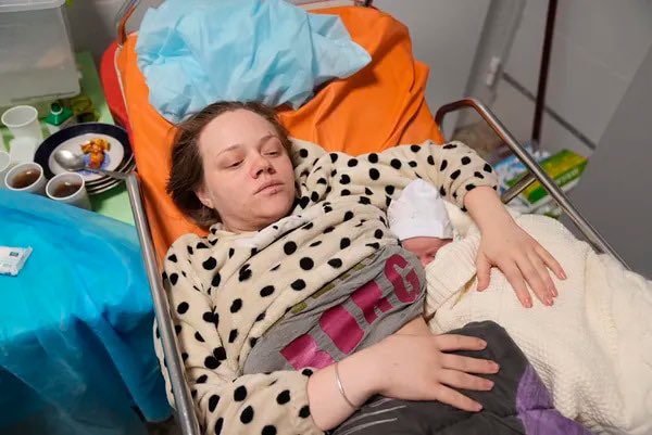 athinatess's tweet photo. Και το όνομα αυτής Βερόνικα.

Mariana Vishegirskaya lies in a hospital bed after giving birth to her daughter Veronika, in Mariupol, Ukraine, Friday, March 11, 2022. 

EVGENIY MALOLETKA/THE ASSOCIATED PRESS https://t.co/LmHK0ymobK