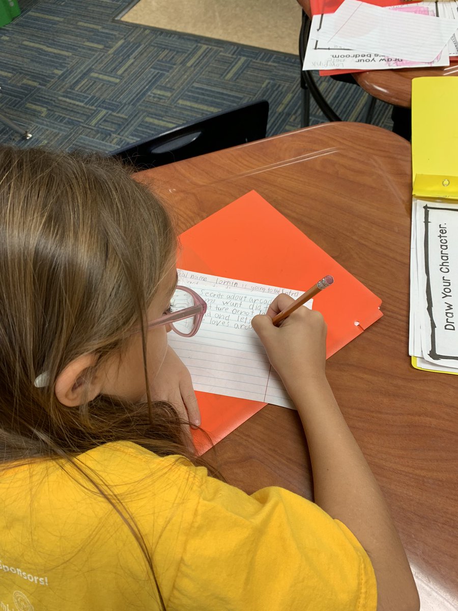 livelaughteach8's tweet photo. My little writers are so engaged!  We are writing our introduction to get our reader hooked 🪝 when you have a love for writing, they gain a love for writing!  Way to go young authors!  @tegacaytitans #writinginroom109
#lovelittleauthors https://t.co/uyPh2vXfNv