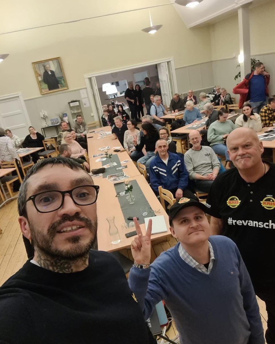 ungakris's tweet photo. Igår var vi i Lyrestad och föreläste om vår verksamhet och om vår personliga väg ur ett destruktivt liv. Vi tackar alla som gjorde denna kväll möjlig. Trevlig helg allihopa! ✌️💙 #ungakris #uppigen https://t.co/QBIP6L7czx