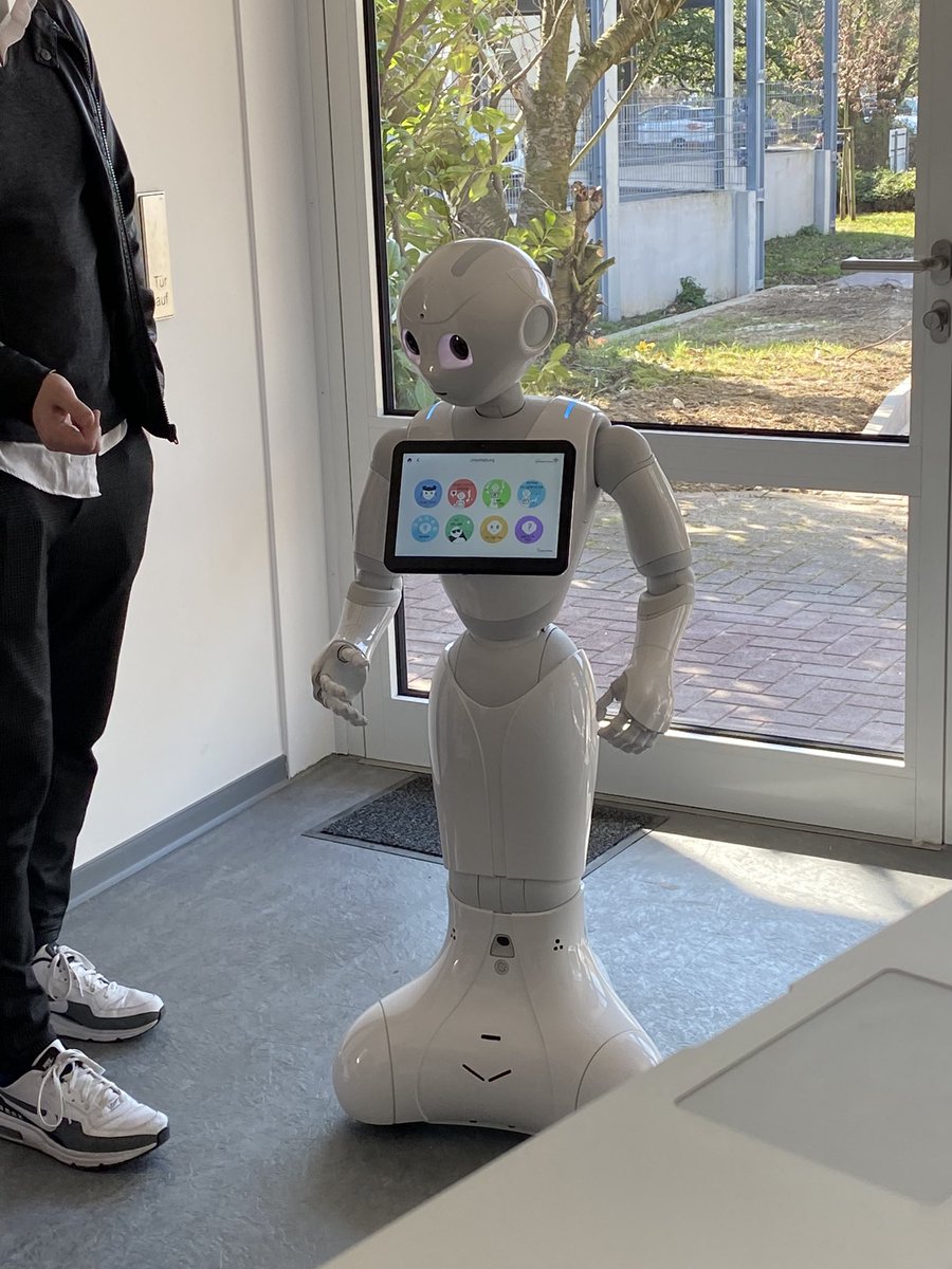 FlamingoEla's tweet photo. @pepperrobotsa #pepper #roboter #🤖 #praxis #neuerArbeitskollege? https://t.co/3hAdb1to4d