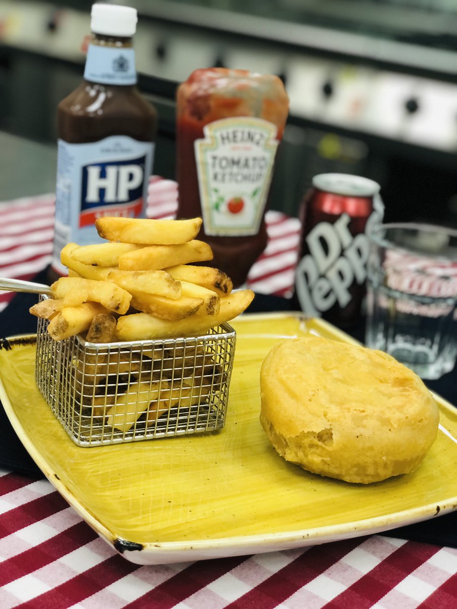 FalconDevChef's tweet photo. Special delivery for my colleague @SteveStenhouse … A bit of #FrydayFunday to end a magic week celebrating the British Pie … here it is #FridayFryday Beer Battered Scotch Steak Pie ‘n Chips 😉 #pieweek #nationalbutchersweek #BritishPieWeek @LoveBritishFood https://t.co/8prhjdXoP5