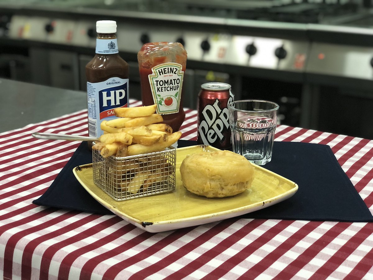 FalconDevChef's tweet photo. Special delivery for my colleague @SteveStenhouse … A bit of #FrydayFunday to end a magic week celebrating the British Pie … here it is #FridayFryday Beer Battered Scotch Steak Pie ‘n Chips 😉 #pieweek #nationalbutchersweek #BritishPieWeek @LoveBritishFood https://t.co/8prhjdXoP5