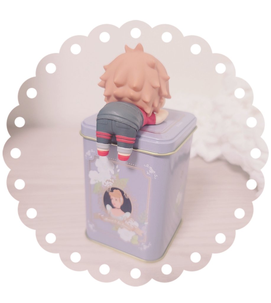 うちのぇーすくんも後ろ向きで飾られてる お尻狙われてかわいそうかわいい とこぉまるのイラスト