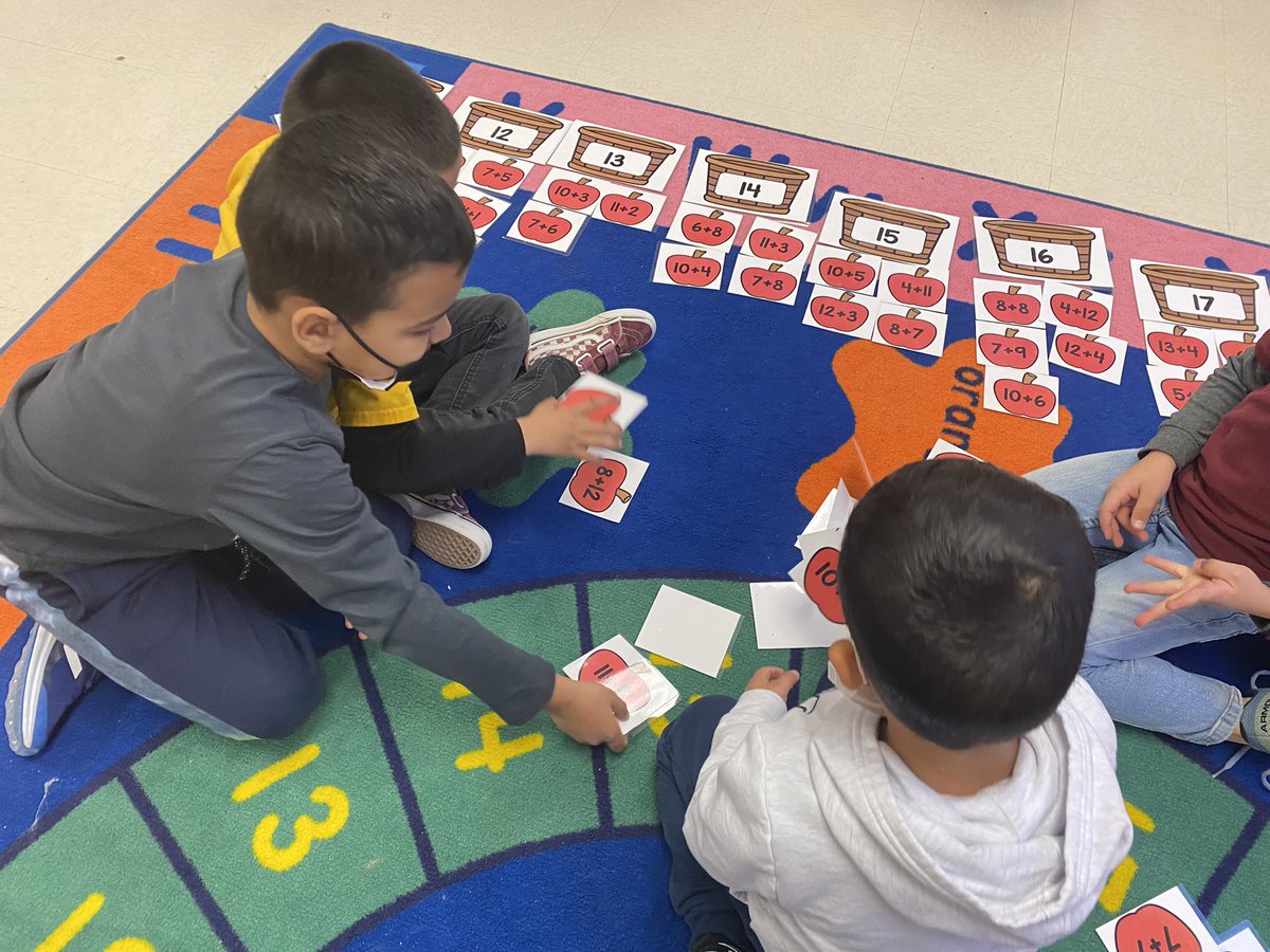 sayalarod's tweet image. 👧🏻❤️👦🏻 Their favorite part of the day… Math Stations @Hueco_ES @RSendek_HES #firstgraders #springintersession #TeamSISD