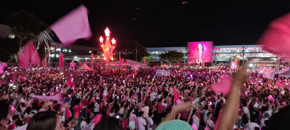 i am part of the 70k+ crowd. proud to be one of the kakampinks.  grabe ang energy! 
#BacolodIsPink #NegOccIsPink #MASSKARApatDapatLeniKiko #NegrosforLeni