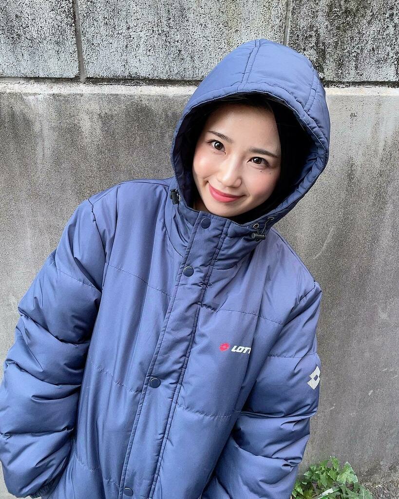小池美由 S Tweet フード被って可愛いポーズしたかっただけなのに 無念 Gt 3枚目 オフショット ずいぶん暖かくなってきたね 春の予感 今日は遅くまで撮影中です ベンチコートの包まれてる感すき みなさんお楽しみに Trendsmap