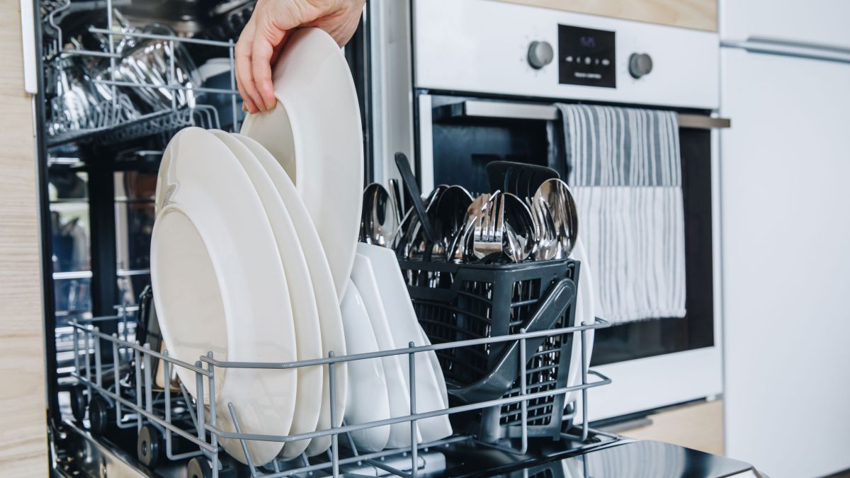 Is your dishwasher not cleaning the way it should? We teamed up with <a href="/RealHomes/">Real Homes</a> to get expert advice on fixing it! ▶️ ow.ly/5RtS50HX5hM #Dishwasher #Cleaning #Home #Tips 🍽️