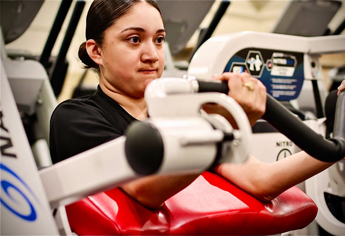 USArmyFortSill's tweet image. Pvt. Julisa Larios of D Battery, 1st Battalion, 78th Field Artillery does bicep curl repetitions at Honeycutt Fitness Center. 💥Register your “guns” before bringing them on post. 💪 
#FiresFitness #FiresSafety #WinningMatters 
@USArmy @TRADOC @USAFAS @75thFA_BDE @428THBDE