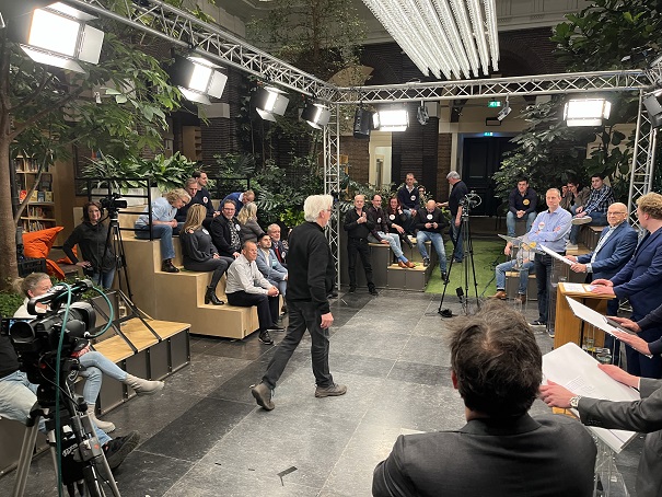 dbosSchiedam's tweet photo. Kijk vanavond naar het eerste Verkiezingsdebat op SCHIE TV 👀.  6 plaatselijke partijen gaan in de #Korenbeurs met elkaar in #debat over lokale thema’s 🎤 #gemeenteraadsverkiezingen #schiedam #debibliotheekschiedam #korenbeurs #schie  https://t.co/knY3QRlxAB https://t.co/KuS3Wkd7gb
