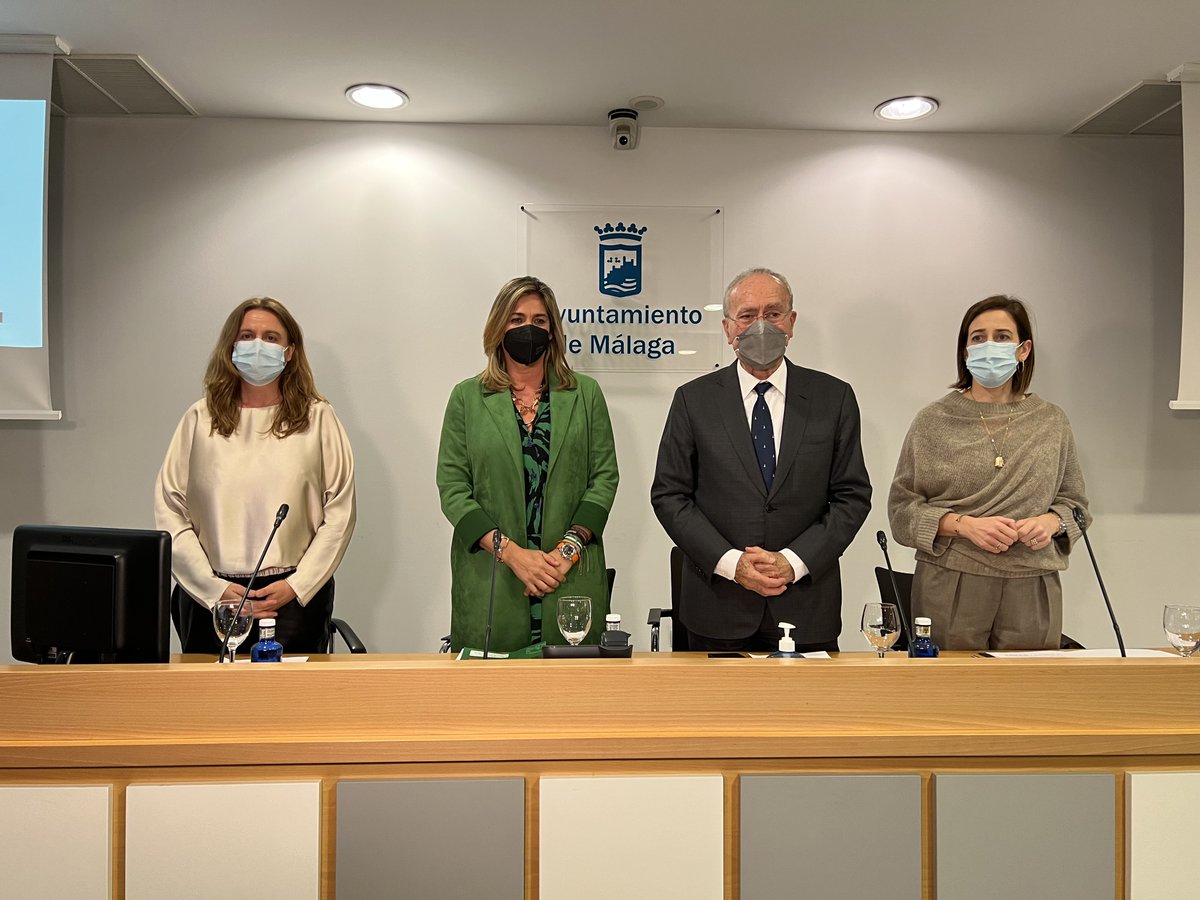 TurismoAND's tweet photo. 1⃣6⃣7⃣ empresas de #Málaga reciben el distintivo del Sistema Integral de Calidad Turística Española en Destino #SICTED 🏅

🗣 DG @NinaAngar: "Málaga es el destino estrella de #Andalucía y el 1º de España en calidad certificada y empresas distinguidas” 👌🏻 https://t.co/HML4SMxjtt