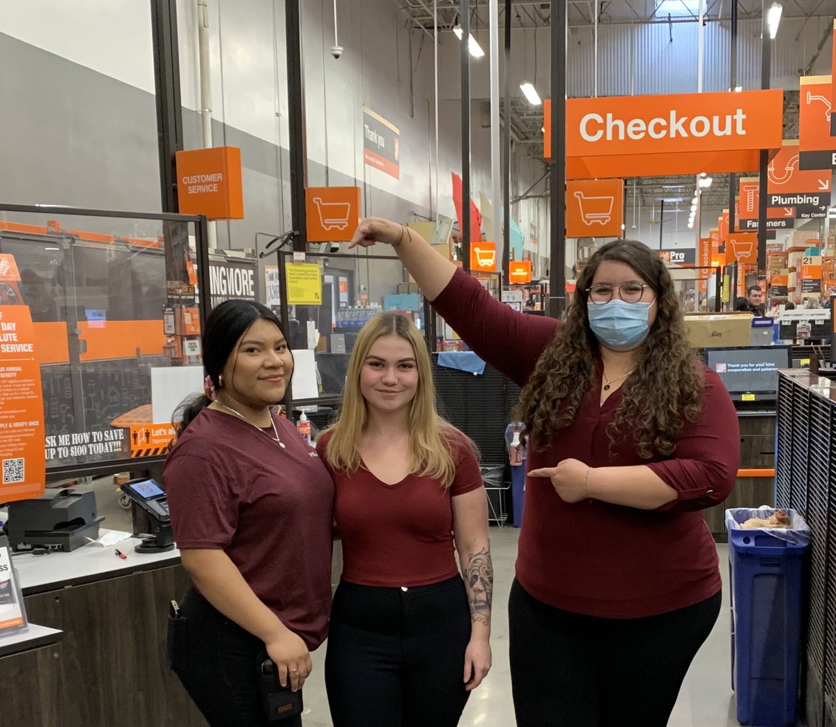 LuciaThd's tweet photo. Sharing a little bit from yesterday’s #twinningthursday ! Shout out to these lovely ladies for their excellent coordination 🤣 @zeeepee @minirex86 @JakeFromDaDepot @JosephSEdwards @ADrudeane @D66Celest @cat_thanner #theclub469 #469wallofSAME https://t.co/titjJH7BE6