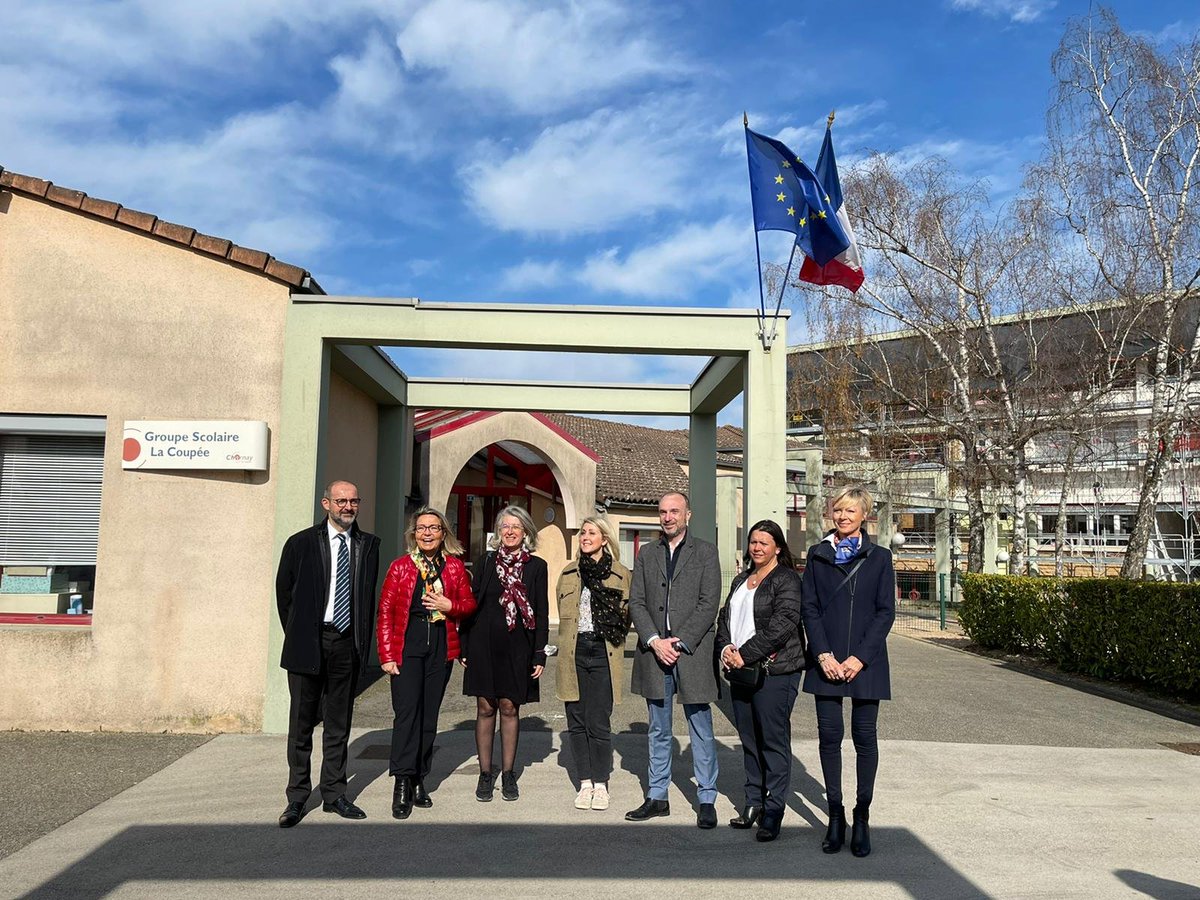 Prefet71's tweet photo. Le préfet s’est rendu à Charnay-Lès-Mâcon pour découvrir les projets de la ville ayant bénéficié d’aides de l’État : le développement de la #vidéoprotection de la Maison Genetier, la rénovation de l’éclairage public et la #rénovation énergétique de l’école de la Coupée. https://t.co/Yzf7rmxqPn