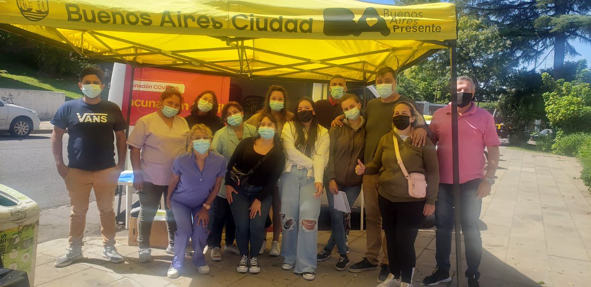 Veronica_L25's tweet photo. Hoy se realizó el operativo de vacunación en Barrio Fonavi de la @bacomuna7.                                Además estuvimos charlando con Gera y nos contó como viene trabajando con los vecinos para el barrio 💪🏽 https://t.co/bmEbmRbY3h