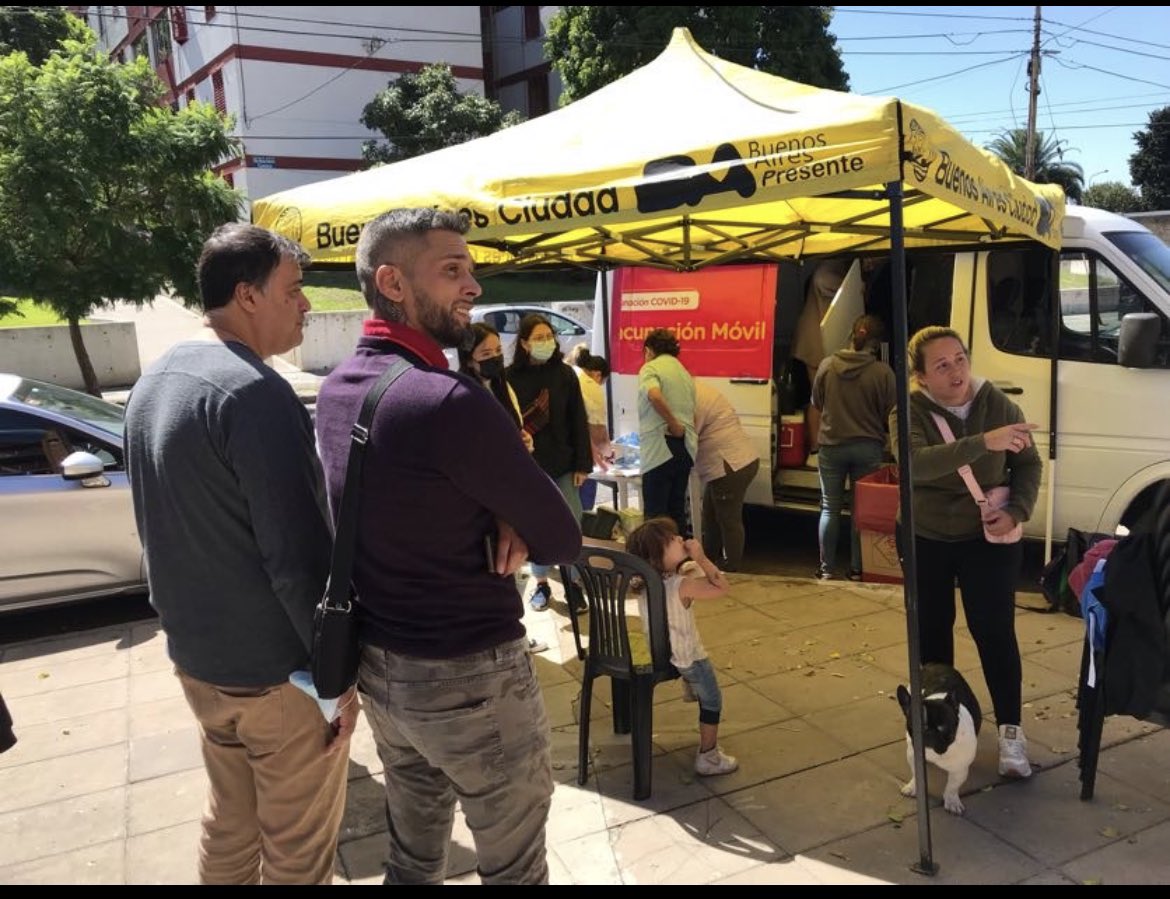Veronica_L25's tweet photo. Hoy se realizó el operativo de vacunación en Barrio Fonavi de la @bacomuna7.                                Además estuvimos charlando con Gera y nos contó como viene trabajando con los vecinos para el barrio 💪🏽 https://t.co/bmEbmRbY3h