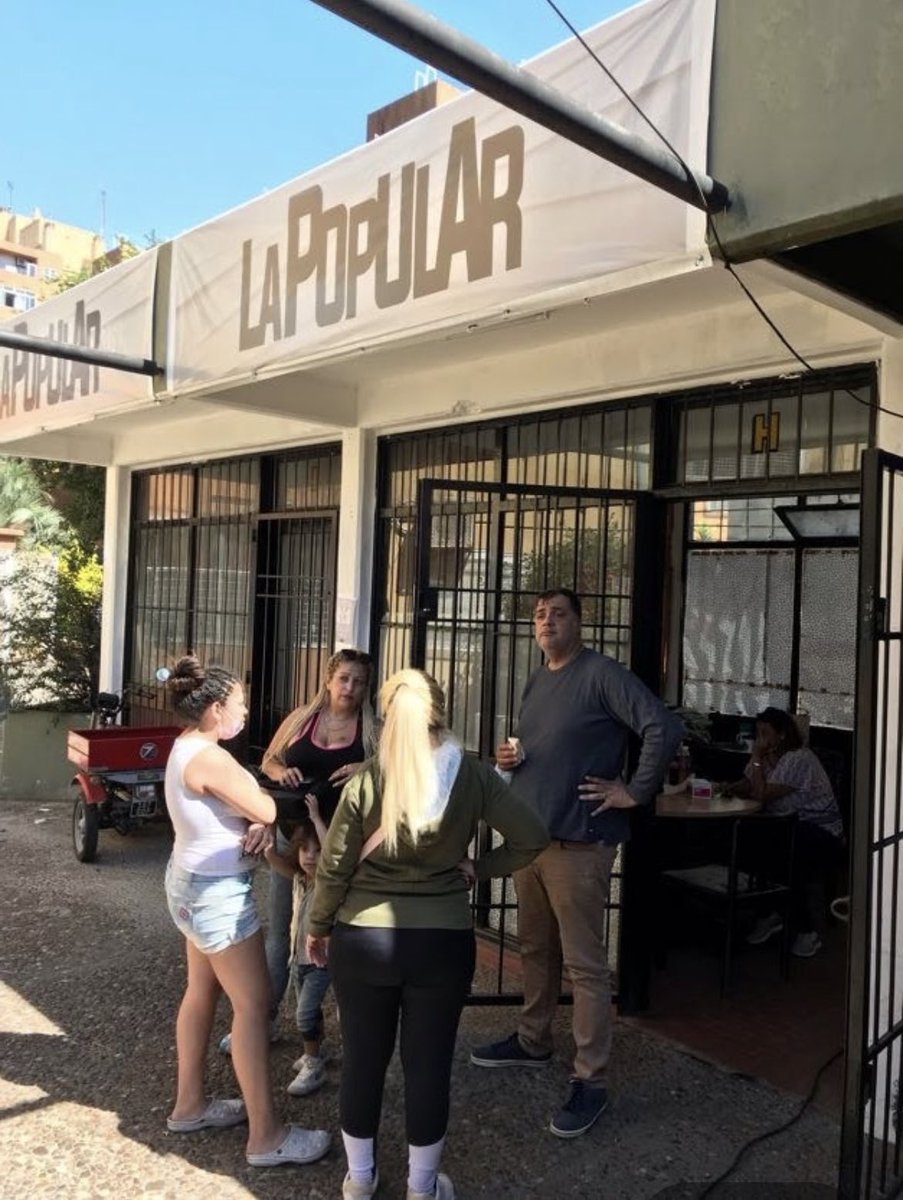 Veronica_L25's tweet photo. Hoy se realizó el operativo de vacunación en Barrio Fonavi de la @bacomuna7.                                Además estuvimos charlando con Gera y nos contó como viene trabajando con los vecinos para el barrio 💪🏽 https://t.co/bmEbmRbY3h