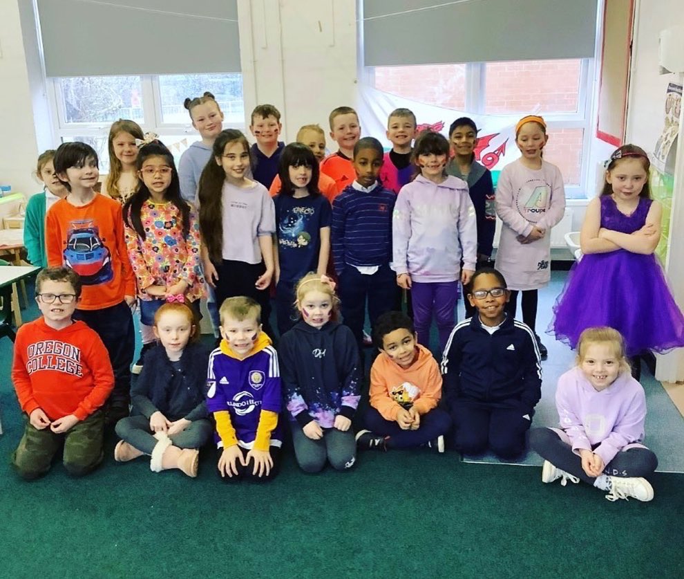helpforharri's tweet photo. A massive thank you to Springwood primary today for hosting a non school uniform day. You all look fantastic! Thank you Sooooooo much! #helpforharri #gofundme https://t.co/Z0sLqLB0c3