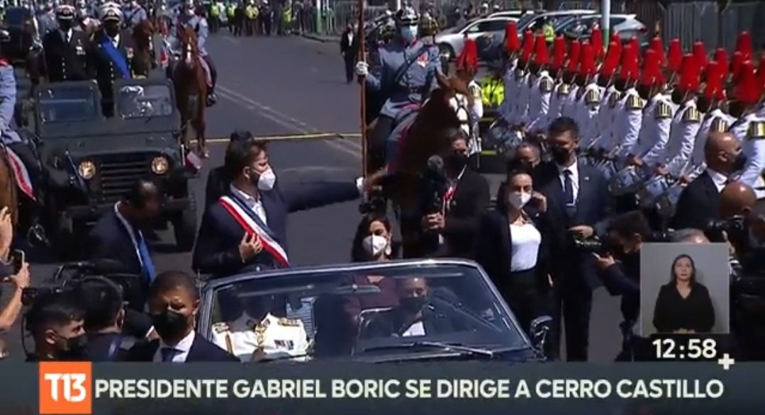 xcamiyy's tweet photo. Por primera vez una mujer manejando el Ford galaxy en el que va el presidente Boric con la primera ministra del interior en la historia de Chile, Izkia.❤️ #CambioDeMando #BoricPresidentedeChile https://t.co/bE8EDPWBAO