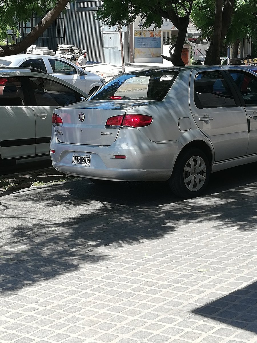 elviogolfier's tweet photo. @MuniCba En Gauss al 5639, la gente estaciona donde quiere, no le importa los peatones solo que tenga sombra https://t.co/r0e4L7pcEI