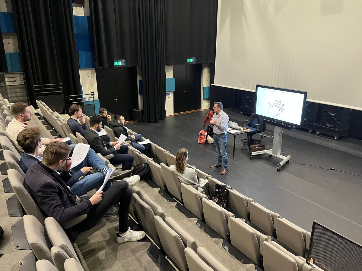 Dinsdag verzorgde Henk Wubs van <a href="/AfeerNL/">Afeer</a> een Elevator Pitch workshop voor de studenten van de IWP. Studenten leerden hun kernkwaliteiten en valkuilen te benoemen en schreven een Elevator Pitch. <a href="/Noorderruimte/">KC NoorderRuimte</a> #INTERREG <a href="/AM_Noord/">Arbeidsmarkt Noord</a>