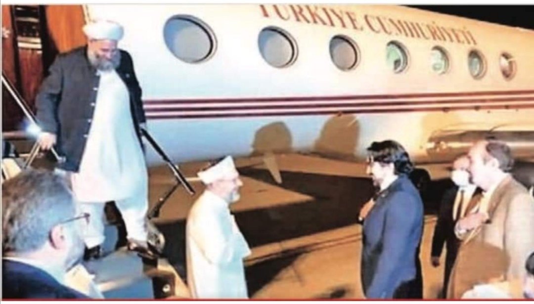 Diyanet ile birlikte Pakistan gezisine giden, uçaktan inen kim bilen var mı?