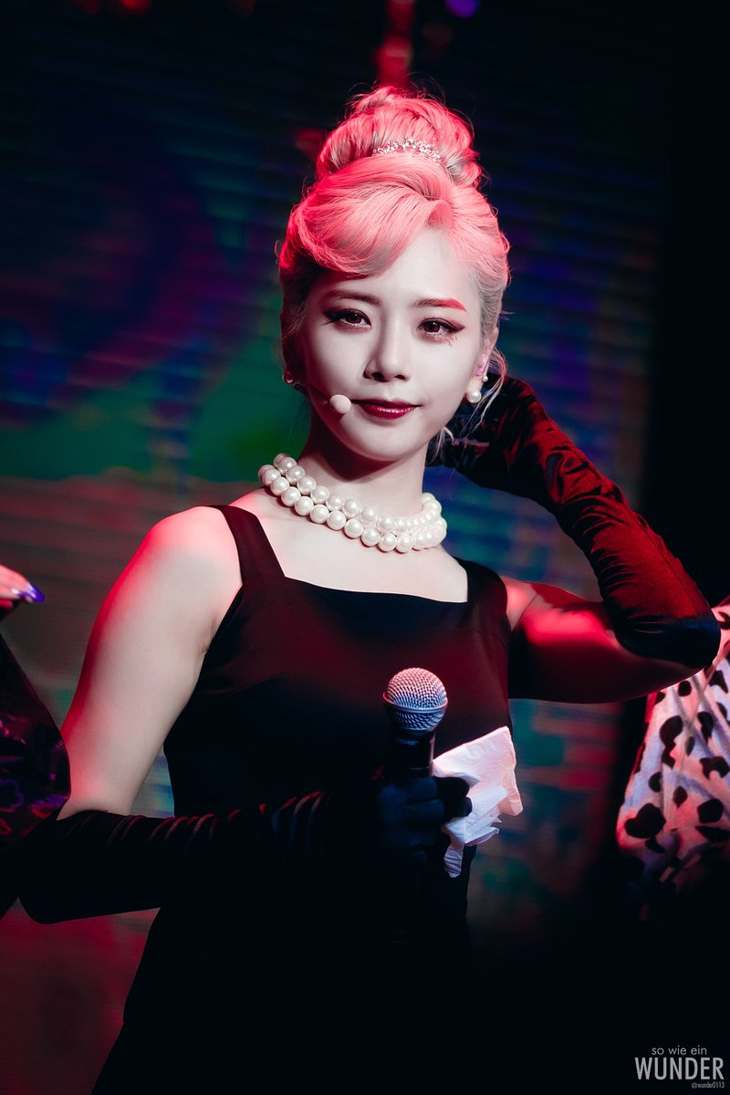Wunder0113's tweet photo. Well, maybe I should’ve used “hiatus” instead of “rest”(레스트—a Korean slang) lol. It’s not like that I’m tired or sick or something — I’m just busy. But I can still check my twitter acc sometimes, so please feel free to contact me. PS here’s a few more of my fav pics of Jiu! https://t.co/3u8aejYdRs