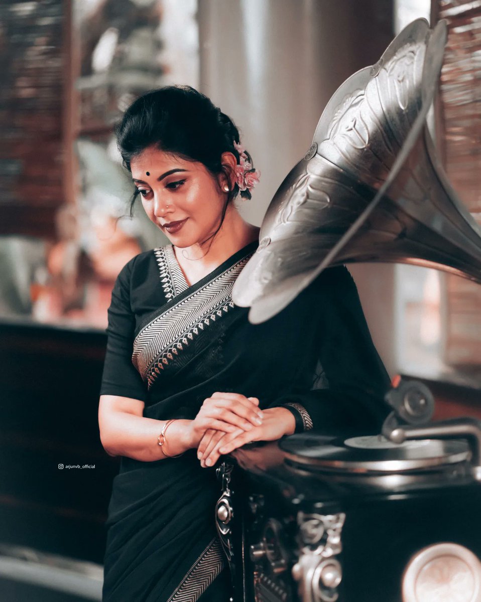 SshivadaOffcl's tweet photo. Just saree vibes🖤🖤🖤
Clicked by : @_shutter_magics_
MUA : #meeramax
Stylist: #Kenusjoseph
Saree : #mayurika 
Jewellery : @adorebypriyanka
Location : @udshotels
#sareelove #blacksaree #blackandwhite #oldisgold #Retro #retrostyle #photography  #happiness #liveyourlife https://t.co/DHfPfl7Pwi