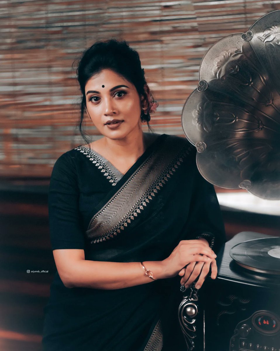 SshivadaOffcl's tweet photo. Just saree vibes🖤🖤🖤
Clicked by : @_shutter_magics_
MUA : #meeramax
Stylist: #Kenusjoseph
Saree : #mayurika 
Jewellery : @adorebypriyanka
Location : @udshotels
#sareelove #blacksaree #blackandwhite #oldisgold #Retro #retrostyle #photography  #happiness #liveyourlife https://t.co/DHfPfl7Pwi