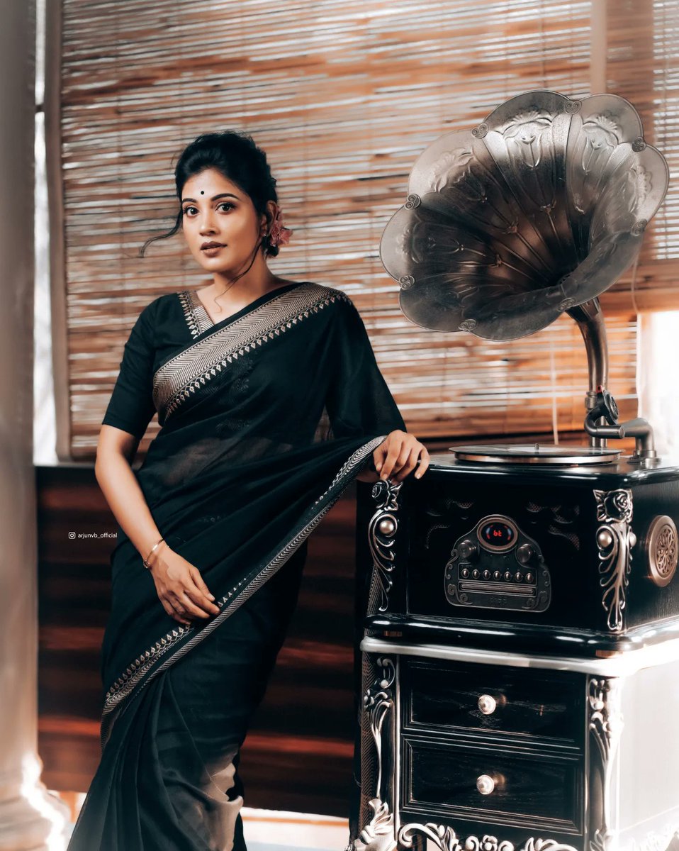 SshivadaOffcl's tweet photo. Just saree vibes🖤🖤🖤
Clicked by : @_shutter_magics_
MUA : #meeramax
Stylist: #Kenusjoseph
Saree : #mayurika 
Jewellery : @adorebypriyanka
Location : @udshotels
#sareelove #blacksaree #blackandwhite #oldisgold #Retro #retrostyle #photography  #happiness #liveyourlife https://t.co/DHfPfl7Pwi