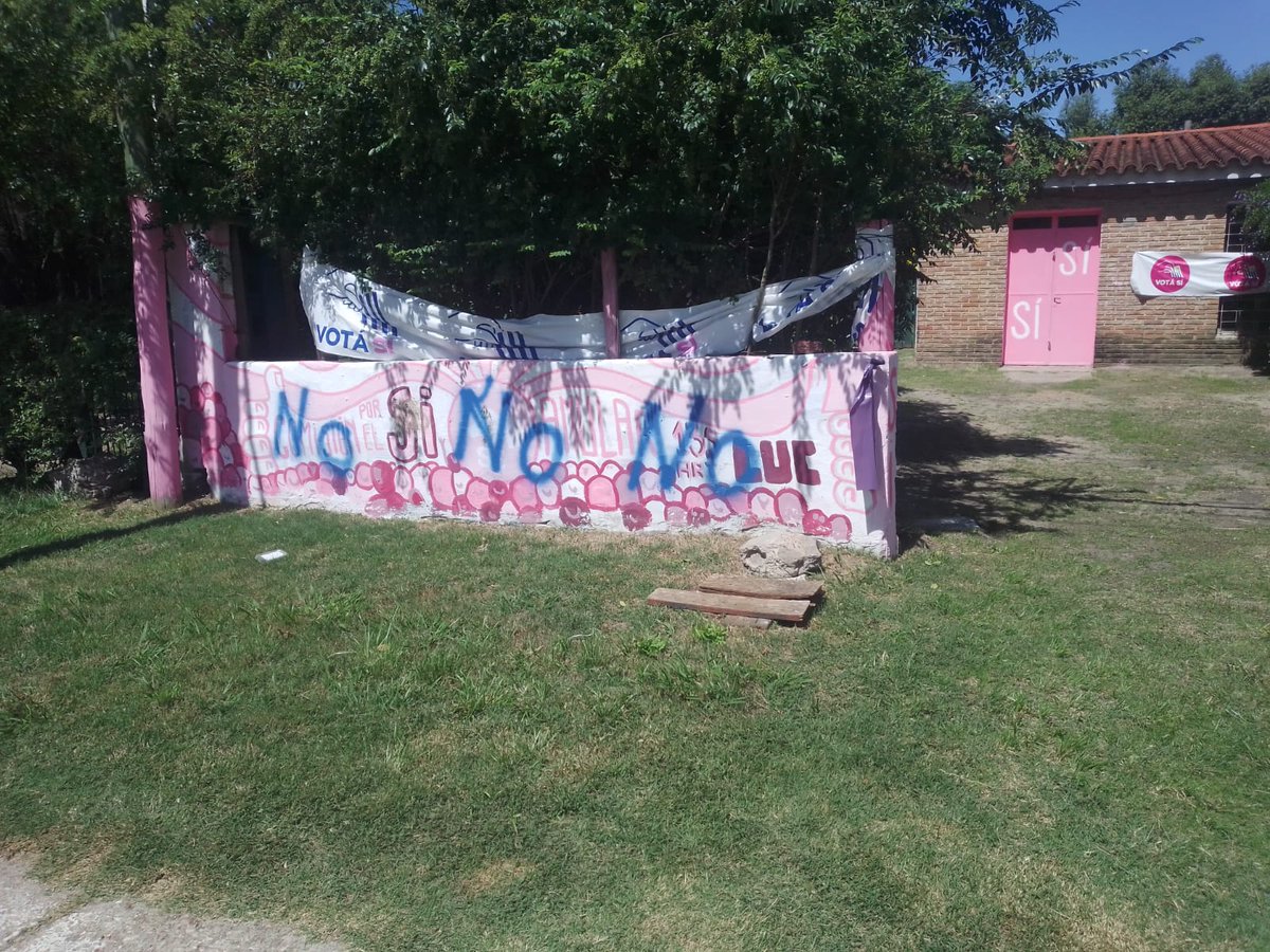 JuanOliverasuy's tweet photo. Así amaneció el local de la opción del SÍ en El Pinar. 
Campera la intolerancia, el respeto al que piensa distinto y se daña la democracia. 
#Referendum https://t.co/lbiAgXLezb