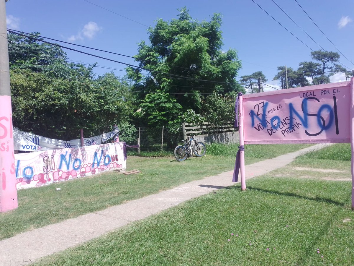 JuanOliverasuy's tweet photo. Así amaneció el local de la opción del SÍ en El Pinar. 
Campera la intolerancia, el respeto al que piensa distinto y se daña la democracia. 
#Referendum https://t.co/lbiAgXLezb