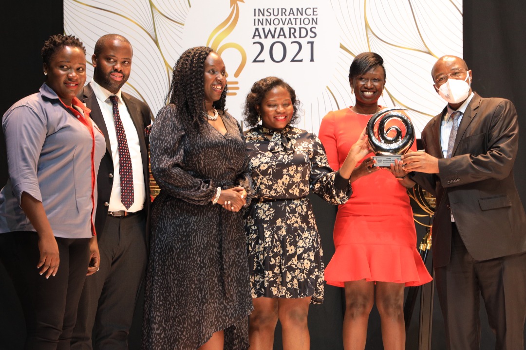 Purelykhamiisi's tweet image. The Guest of honor Hon Amos Lugoloobi hands over an award  to Prudential assurance Uganda as the winners of the Judges' award  for the year 2021  #InnovationAwards21
#InnovationAwards21
