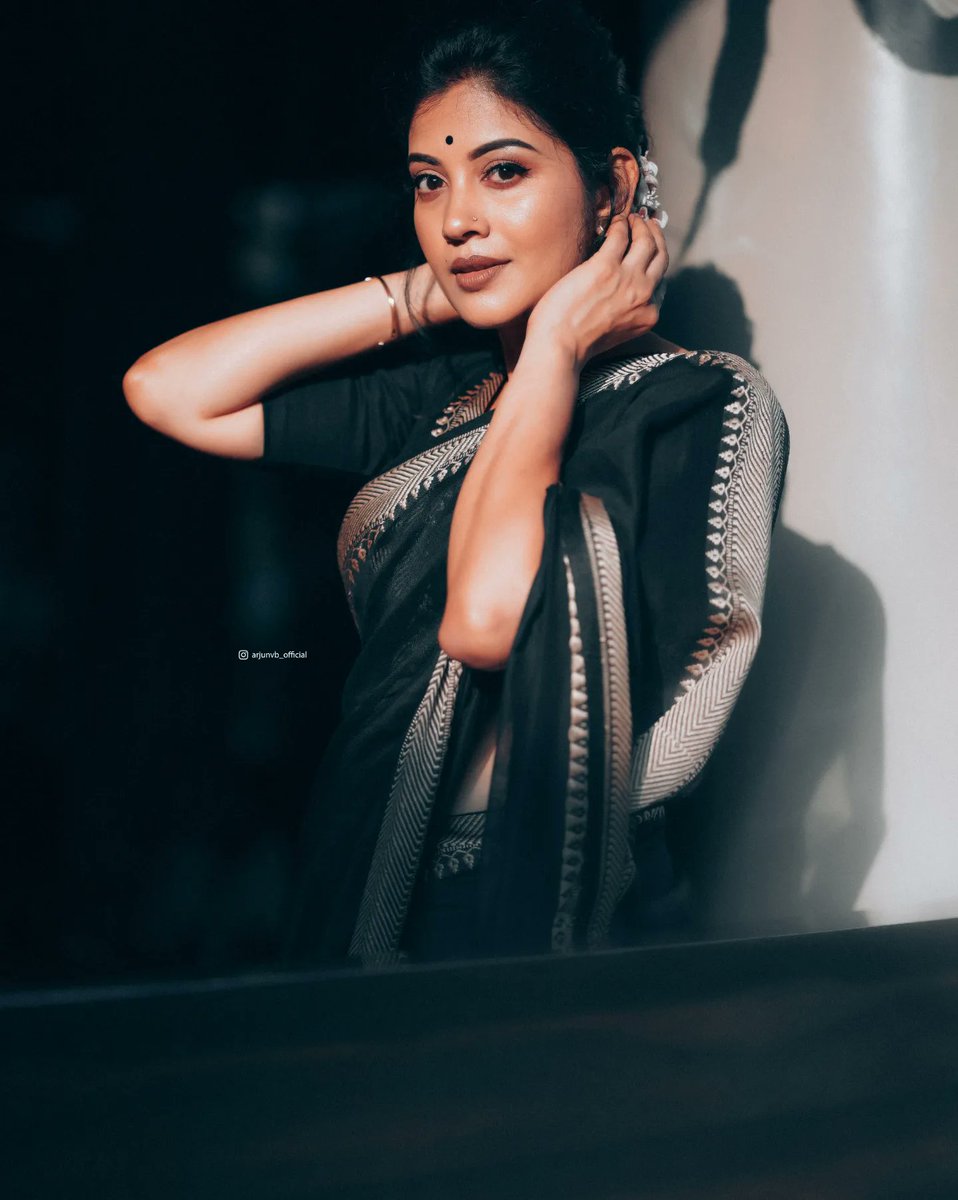 SshivadaOffcl's tweet photo. Just saree vibes🖤🖤🖤
Clicked by : @_shutter_magics_
MUA : #meeramax
Stylist: #Kenusjoseph
Saree : #mayurika 
Jewellery : @adorebypriyanka
Location : @udshotels
#sunkissed #sareelove #blacksaree #blackandwhite #oldisgold #Retro #retrostyle #photography #happiness #liveyourlife https://t.co/cAyOkPjz8y