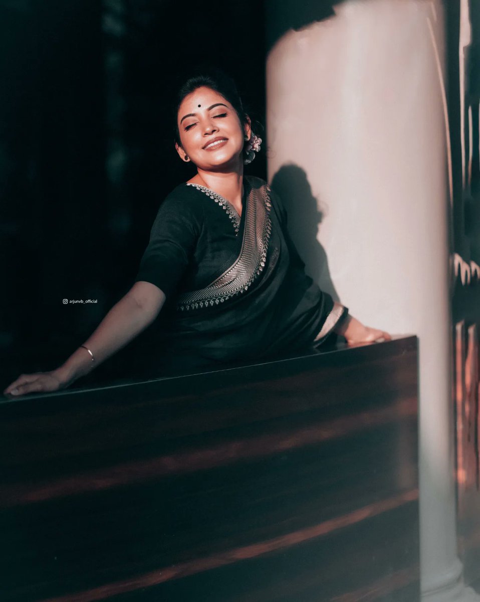 SshivadaOffcl's tweet photo. Just saree vibes🖤🖤🖤
Clicked by : @_shutter_magics_
MUA : #meeramax
Stylist: #Kenusjoseph
Saree : #mayurika 
Jewellery : @adorebypriyanka
Location : @udshotels
#sunkissed #sareelove #blacksaree #blackandwhite #oldisgold #Retro #retrostyle #photography #happiness #liveyourlife https://t.co/cAyOkPjz8y