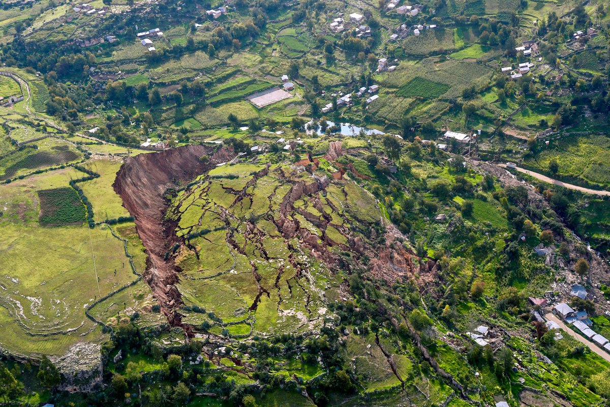 ingeododo's tweet photo. Deslizamiento cerca de Cusco, #Perú 🇵🇪
15 de Marzo de 2018

#teamgeotecnia ¿Traslacional? ¿Rotacional? 
#landslide

📷⤵️Galeria del Ministerio de Defensa del Perú  https://t.co/Y20S4nMUwP https://t.co/ukx4VLKuHW
