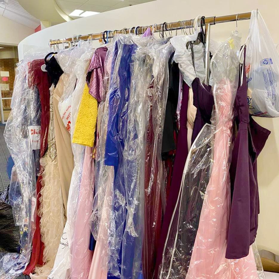 LoudounLibrary's tweet image. Get ready for prom — FOR FREE — thanks to Prom Wishes! 👗👠👛 The Junior Woman's Club of #Loudoun is once again rolling out a huge selection of new and gently used dresses, shoes and accessories (all free of charge) this Saturday, March 12, from 10 a.m. to 2 p.m. at #RustLibrary.