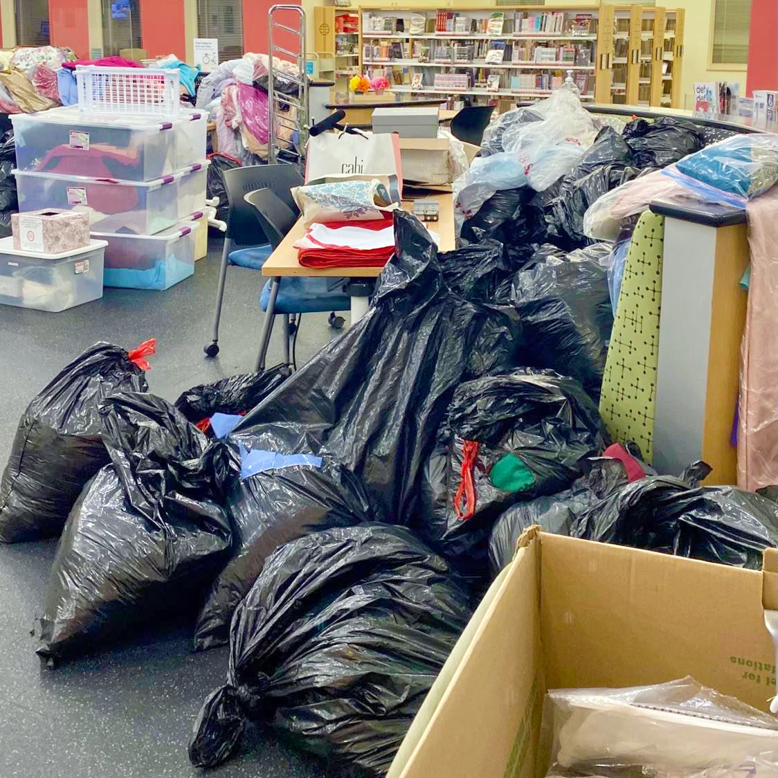 LoudounLibrary's tweet image. Get ready for prom — FOR FREE — thanks to Prom Wishes! 👗👠👛 The Junior Woman's Club of #Loudoun is once again rolling out a huge selection of new and gently used dresses, shoes and accessories (all free of charge) this Saturday, March 12, from 10 a.m. to 2 p.m. at #RustLibrary.