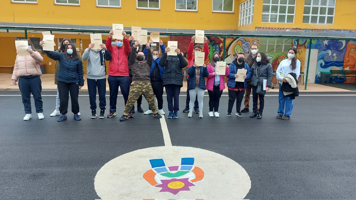 Aspronaga's tweet photo. Ayer se entregaron los diplomas al alumnado del @CEE_LOURDES  que se prepara para trabajar en una #tiendasmultiservicios Enhorabuena chic@s!!!Gracias a #inserta y @Fundacion_ONCE por hacerlo posible. #ceelourdes #ceenuestraseñoradelourdes #formacionlaboral https://t.co/otsFBd7rEQ