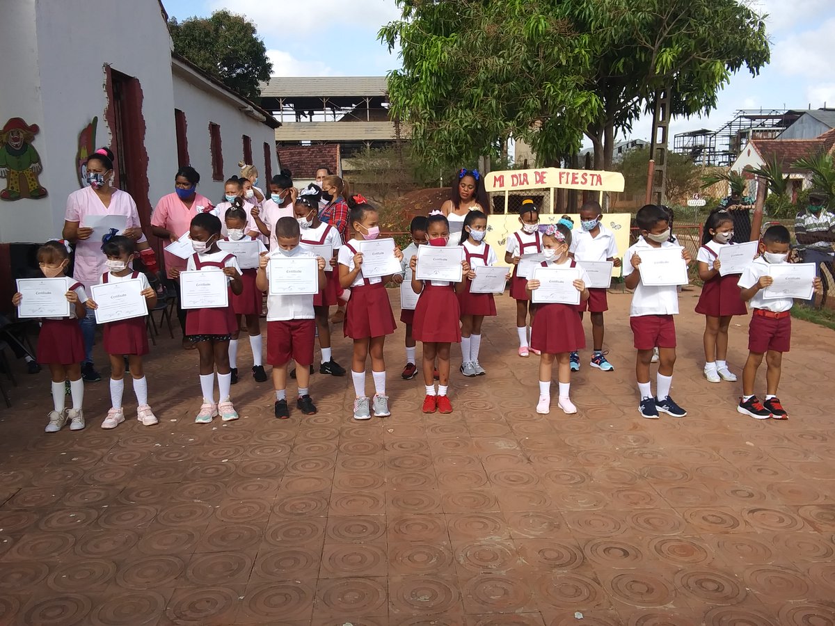 ci_cuba's tweet photo. Con canciones, poesías, bailes, risas y la alegría característica de las niñas y los niños, se realizó el acto de fin de curso en el CI Granitos de Azúcar.
#PCC.#CubaViveYRenace.#LaPrimeraInfanciaCuenta.#CubaMined https://t.co/QsIvvLTl0X