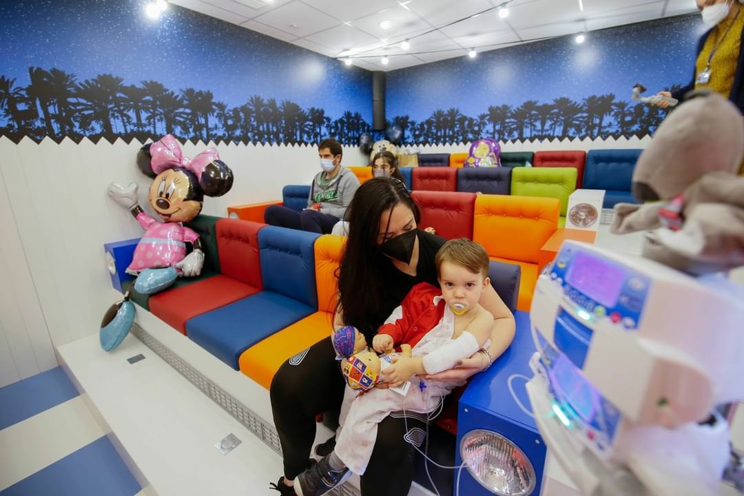 LFdCesmas's tweet photo. Los peques del @HUReinaSofia #Córdoba ya pueden ir al cine en el hospi. Gracias a @juegaterapia y varias entidades cordobesas colaboradoras, estrenaron una sala preciosa con butacas de colores y un escenario para teatro 🎭🍿 
@AlejandroSanz 
#EnElHospiEstoyDeCine https://t.co/2cRp145mnp