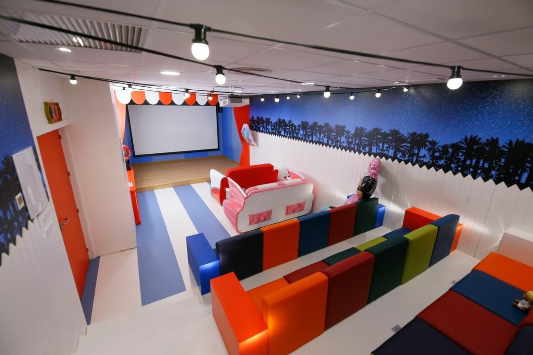 LFdCesmas's tweet photo. Los peques del @HUReinaSofia #Córdoba ya pueden ir al cine en el hospi. Gracias a @juegaterapia y varias entidades cordobesas colaboradoras, estrenaron una sala preciosa con butacas de colores y un escenario para teatro 🎭🍿 
@AlejandroSanz 
#EnElHospiEstoyDeCine https://t.co/2cRp145mnp