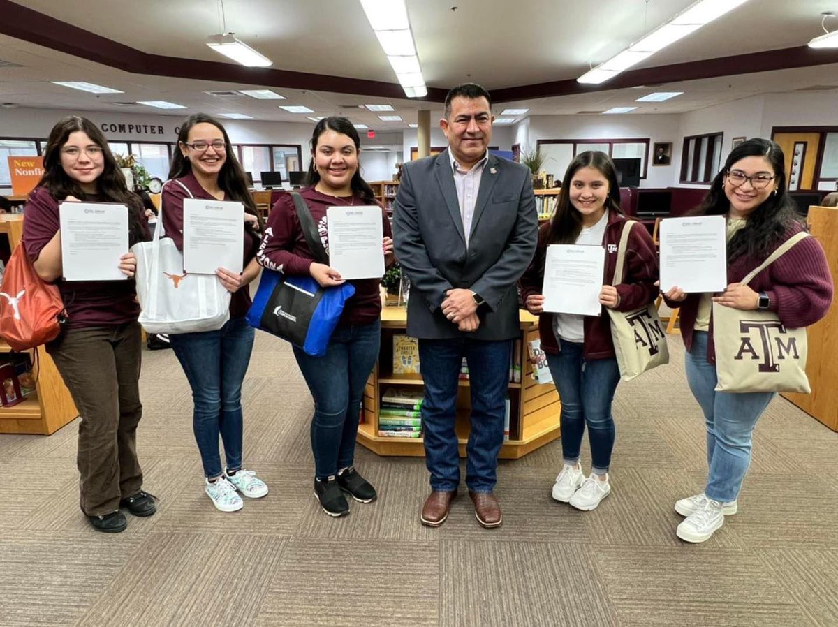 PSJAGoCenter's tweet photo. Congratulations Ana, Issa, Diana, Dominique, and Kaylee for being selected into Dell Scholars Class of 2022. You represent the top 4% of applicants this year. Through Dell Scholars, they will receive a $20,000 scholarship, a laptop, $2,000 in textbook credits, and more. GO BEARS! https://t.co/LvQTtXNyrL