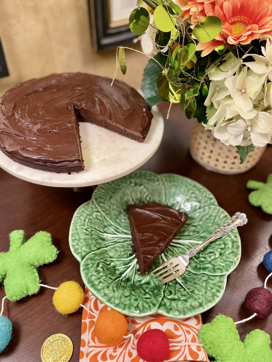 Flourless chocolate cake with chocolate ganache! Gluten dairy and refined sugar free.